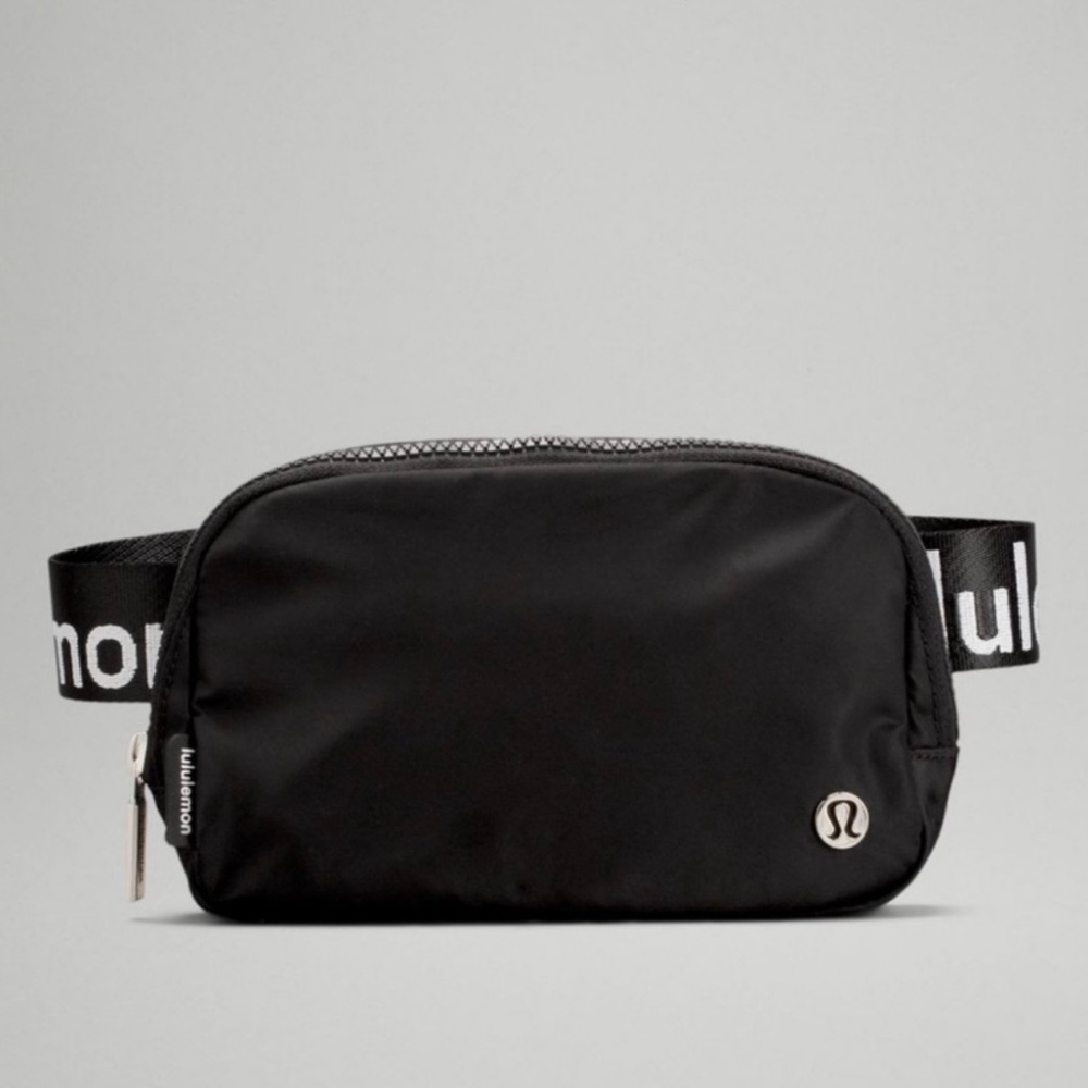Lululemon Everywhere Belt Bag “Logo” strap Black & White